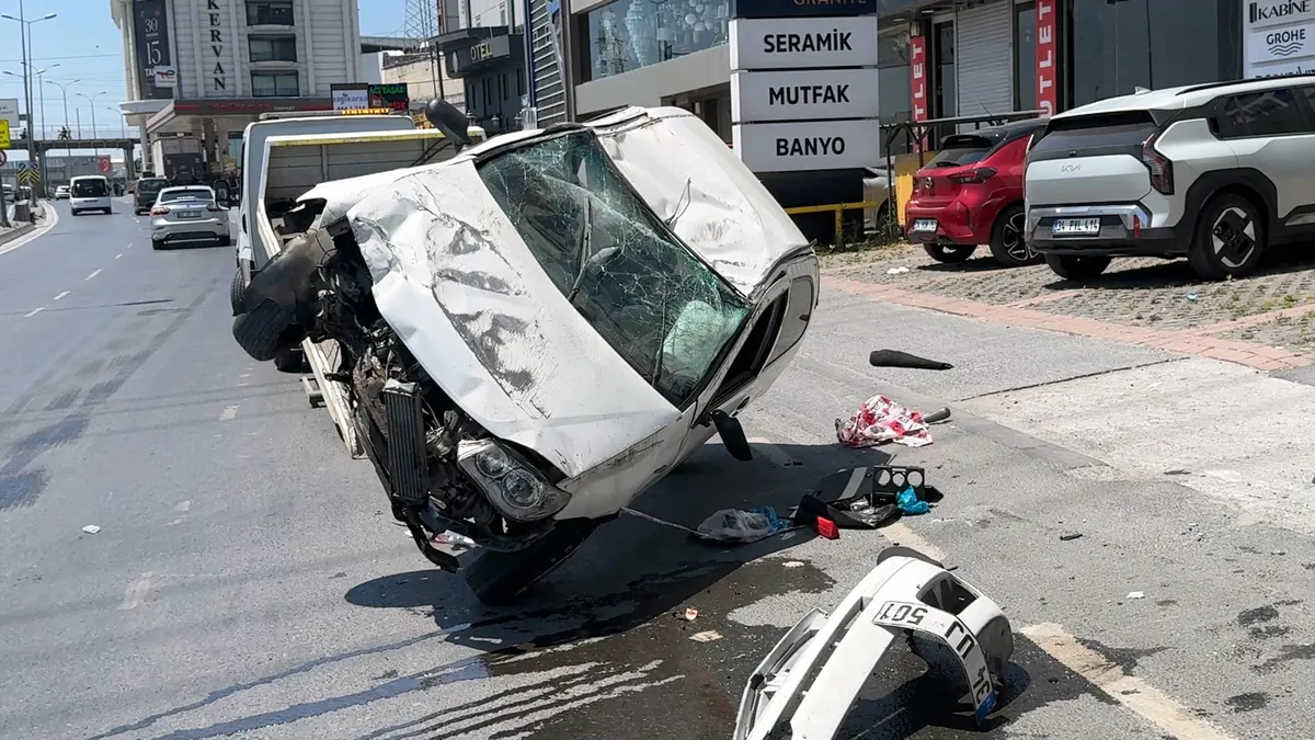 Avcılar D-100 Karayolu'nda takla atmış otomobil
