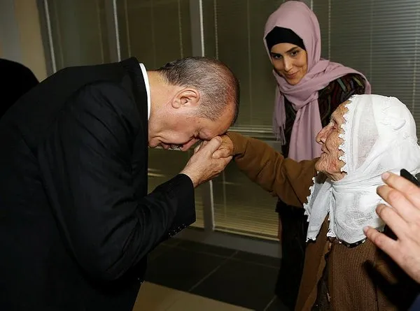 Cumhurbaşkanı Erdoğan, 105 yaşındaki Fikriye ninenin elini öptü