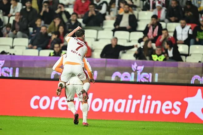 canli-galatasaray-antalyaspor-deplasmaninda-goller-arka-arkaya-geldi-1765648446447.jpg