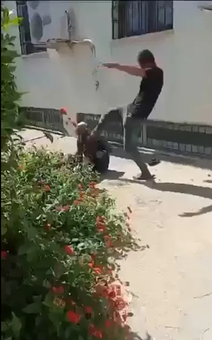 75 yaşındaki adamı acımasızca darp etti, o anlar kameraya yansıdı: VİCDANSIZ!