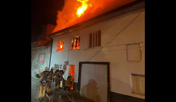 bursada-korkunc-yangin-2-katli-evinde-alevlerin-arasinda-kaldi-genc-adam-hayatini-kaybetti-1776937895064.jpg