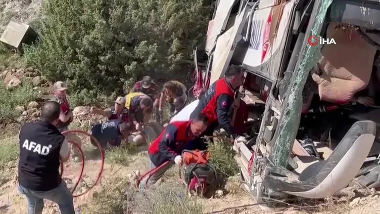 Son dakika| Kars’ta korkunç kaza! Yolcu otobüsü Karakurt Viyadüğü’nden düştü: Çok sayıda ölü ve yaralı var...