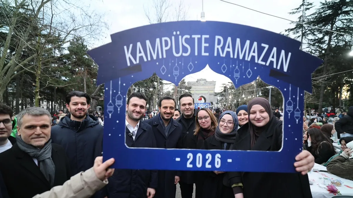 İstanbul Üniversitesi’nde 15 bin gençle “Geleneksel Büyük Kampüs İftarı” İstanbul Üniversitesi’nde 15 bin gençle “Geleneksel Büyük Kampüs İftarı”