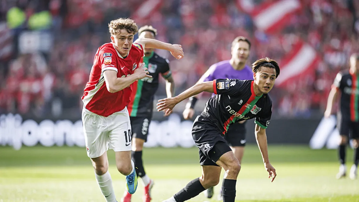 Hollanda’da hakem maçı bıraktı, telefonla konuştu! Hollanda’da hakem maçı bıraktı, telefonla konuştu!