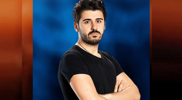 sarkici-emrah-tartismalarin-odaginda-oglu-tayfun-erdogan-metro-videosunun-ardindaki-gercegi-acikladi-1793175602007.gif