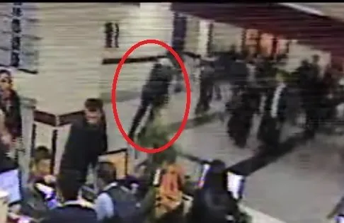 Hastanede yere düşen hastayı gören kaçmaya başladı!