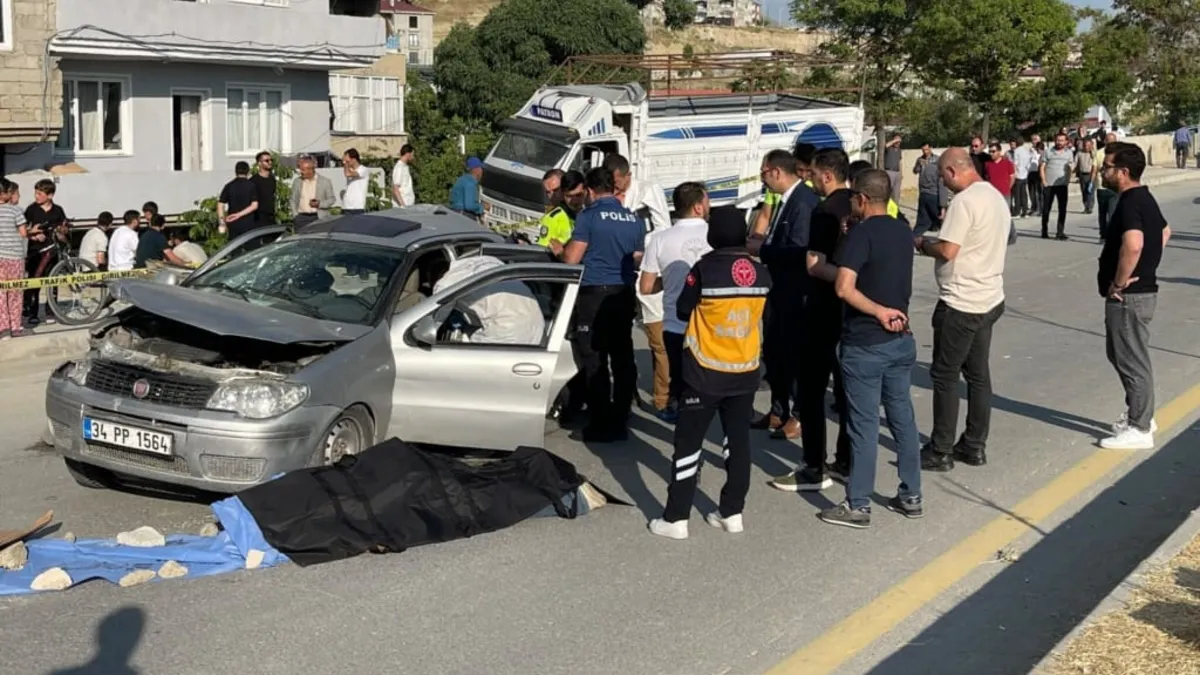 Van-Hakkari kara yolunda park halindeki kamyona çarpan otomobilin kaza sonrası durumu.