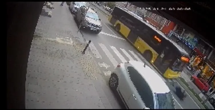 İETT otobüsünün çarptığı kadın hayatını kaybetti! Korkunç kaza kamerada