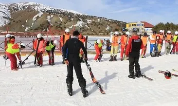 İlk kayak derslerini Ergan’da alıyorlar