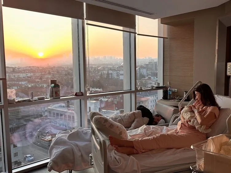 Oyuncu İlker Aksum’dan mutlu aile pozu geldi! Bu kız aynı babası