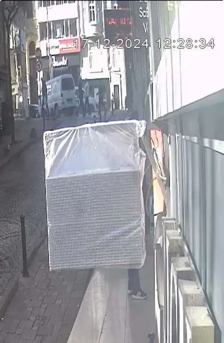 Şişli’de kopan beton parçalarından saniyelerle kurtuldu! Az kalsın öbür tarafa gidiyordum