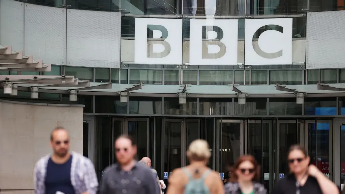 BBC logosu ve işten çıkarma haberini temsil eden görsel.