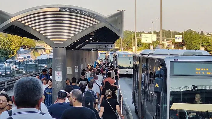 siber-dolandiricilardan-istanbul-kart-tuzagi-vatandasi-milyonlarca-lira-dolandirdilar-1787903798738.jpeg