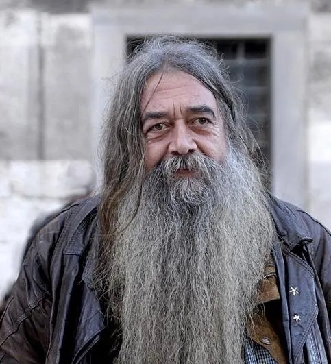 Çınarın altında değilsem üzülüyorlar