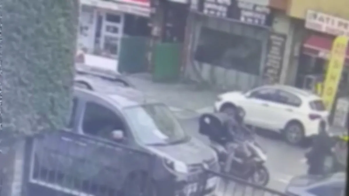 Motosiklet hırsızına trafikte operasyon: Polisler kıskıvrak yakaladı Motosiklet hırsızına trafikte operasyon: Polisler kıskıvrak yakaladı