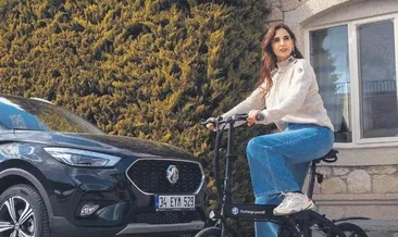 Bagajında katlanabilir e-bisiklet var