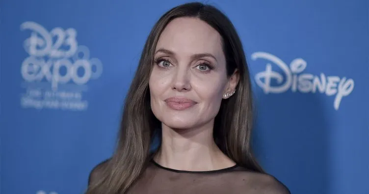 Dünyaca ünlü oyuncu Angelina Jolie’dan eski eşi Brad Pitt’e inat cesur pozlar!