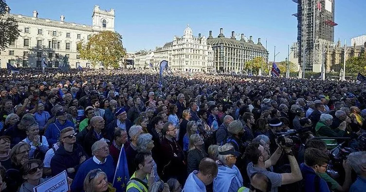 Londra’da 700 bin kişi Brexit’e karşı yürüdü