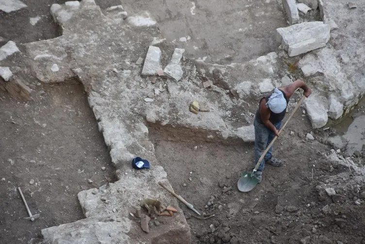 İzmir’de inşaat temelinden Roma dönemine ait kalıntılar çıktı