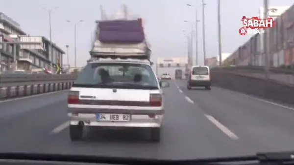 İstanbul E-5’te tehlikeli yolculuk...Koltuğu ve yatağı arabanın üstünde taşıdı