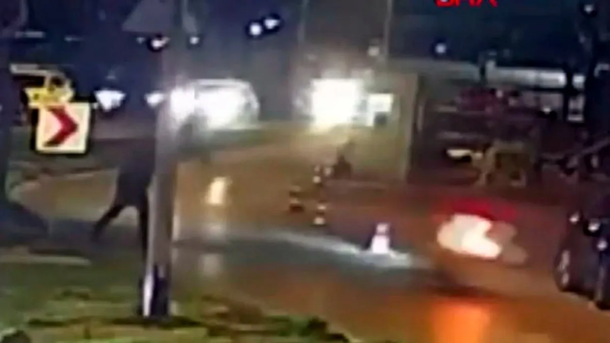 Dur ihtarına uymayan ehliyetsiz motosiklet sürücüsü ağaca çarparak yaralandı Dur ihtarına uymayan ehliyetsiz motosiklet sürücüsü ağaca çarparak yaralandı