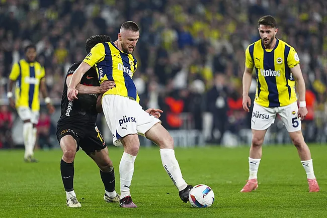 fenerbahce-kayserispor-maci-sonrasi-tribun-karisti-dj-kabinine-saldirdilar-1745174744730.jpg