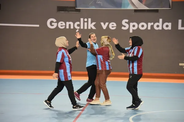 sessiz-ciglik-sahaya-tasti-isitme-engelli-kadinlardan-futbol-soleni-1779020795228.jpg