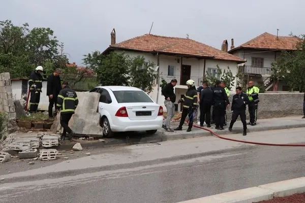 bahce-duvarina-carpan-otomobil-alev-aldi-1779289566510.jpg