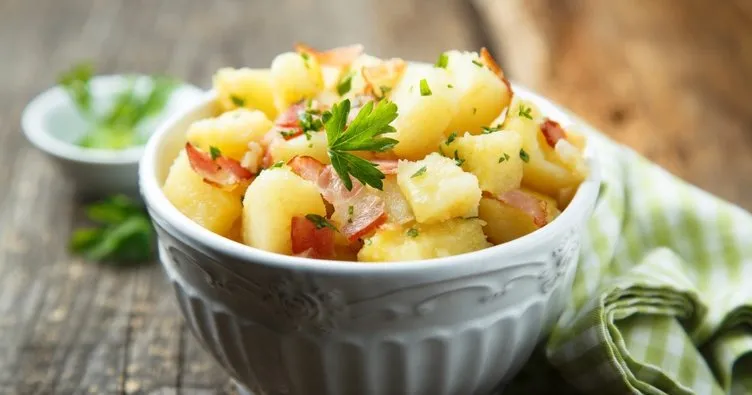 Misafir sofralarının vazgeçilmezi patates salatası tarifi: Patates salatası nasıl yapılır?