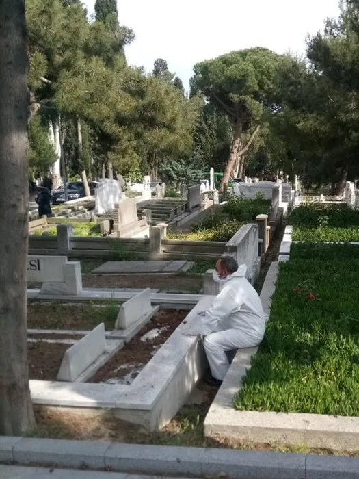 Ömer Döngeloğlu’nun kabrinde gözleri yaşartan görüntü! Dursun Ali Erzincanlı dostunun mezarı başından ayrılmadı! İşte o görüntü