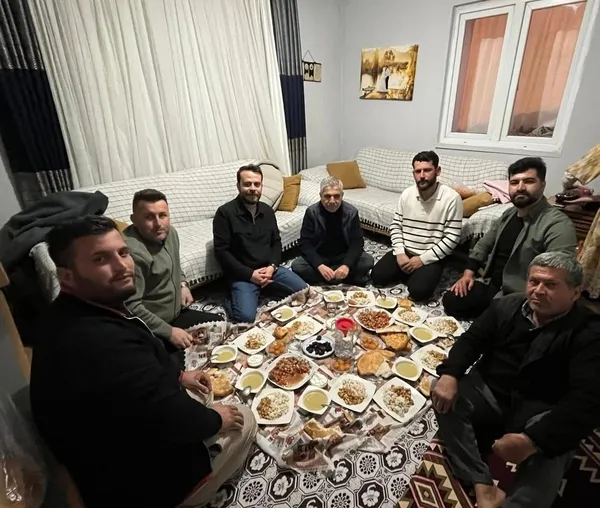 ak-parti-anamur-teskilati-iftar-sofralarinda-vatandaslarla-bulusuyor-1773062086200.jpg