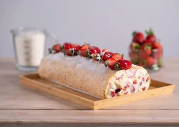 Çay saatlerinin yeni yıldızı: Çilekli rulo pasta tarifi