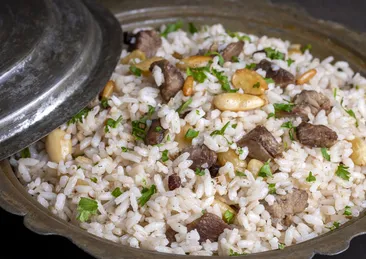 Bademli iç pilav tarifi: Yiyen bir tabak daha istiyor