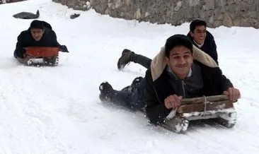 Çocuklar kızaklarla karın keyfini çıkartıyorlar #ardahan