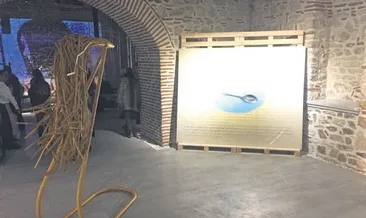 Zaman düşer ellerimden yere