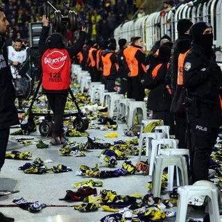 Fenerbahçe taraftarı Elazığ ve Malatya'daki depremzedeler için sahaya atkı ve bere attı