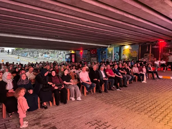 trabzon-buyuksehir-belediyesi-sehir-tiyatrosu-yaz-turnesini-unlu-show-ile-tamamladi-1785083240075.jpg
