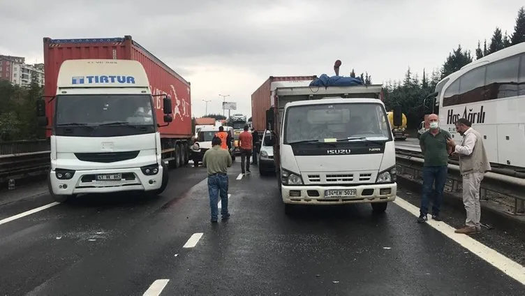 SON DAKİKA: İstanbul yolu ulaşıma kapandı! Kilometrelerce kuyruk oluştu!