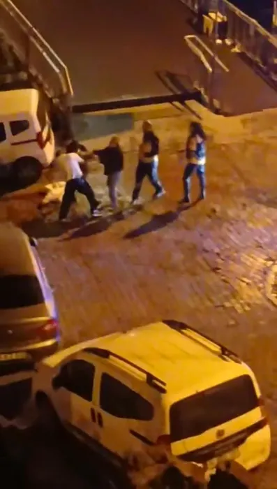 İstanbul’da dehşet anları: Midem kanıyor diye yardım istedi gelenlere saldırdı! İşte o anlar!