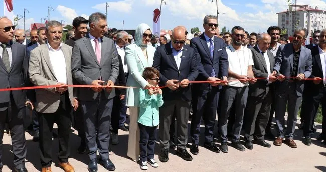Vali Koç coğrafi işaretli yaprak döneri kesti, vatandaşlara ikram etti