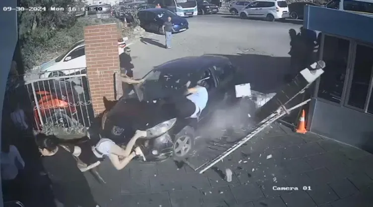 SON DAKİKA... İzmir’de 18 gün arayla benzer kaza: El freni çekilmeyen otomobil okula daldı