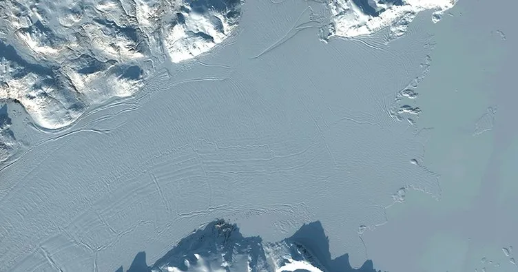İklim değişikliği nedeniyle Grönland’da büyük bir buzul parçalandı