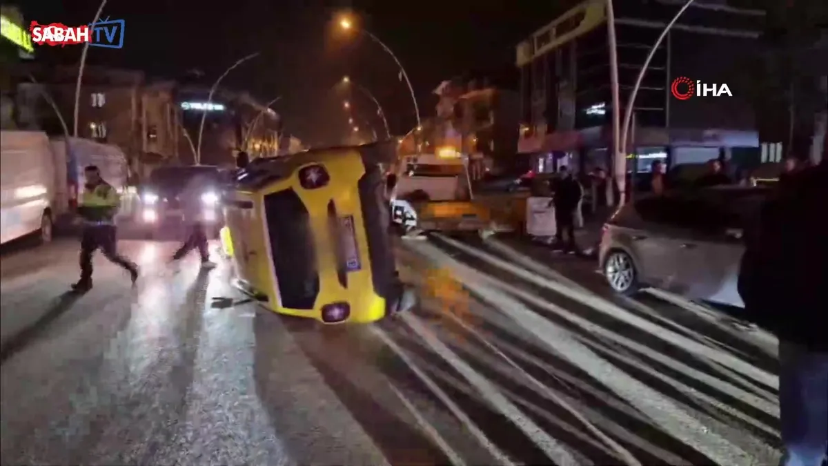 Sıkışan trafikte kontrolden çıkan taksi yan yattı videosunu izle Sıkışan trafikte kontrolden çıkan taksi yan yattı videosunu izle