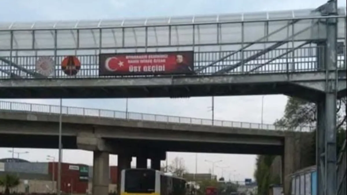 Trabzon'da CHP İl yönetimi şehit tabelasının üzerine İmamoğlu pankartı astı