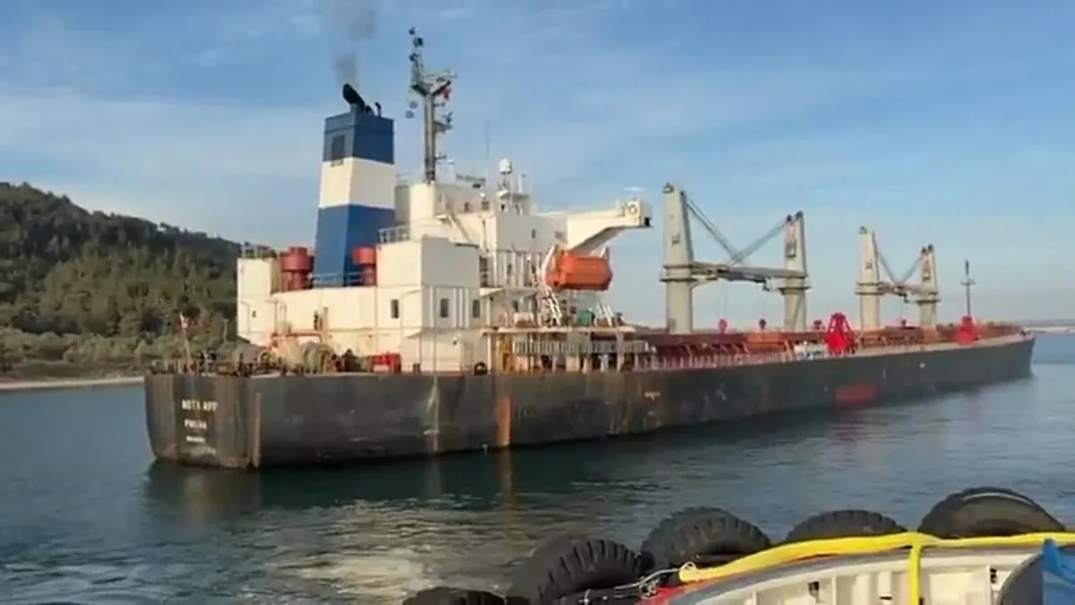 Çanakkale Boğazı’nda makina arızası yapan gemi karaya oturdu Çanakkale Boğazı’nda makina arızası yapan gemi karaya oturdu