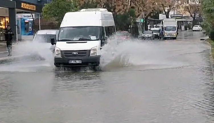 Antalya’da çok sayıda ev ve iş yerini su bastı: Trafikte aksamalar yaşandı!