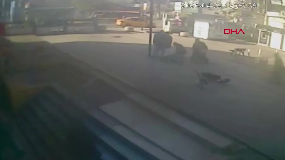 Avcılar’da skuterdan düşerek başını beton zemine çarpan belediye işçisi hayatını kaybetti! Kaza anı kamerada | Video videosunu izle Avcılar’da skuterdan düşerek başını beton zemine çarpan belediye işçisi hayatını kaybetti! Kaza anı kamerada | Video videosunu izle