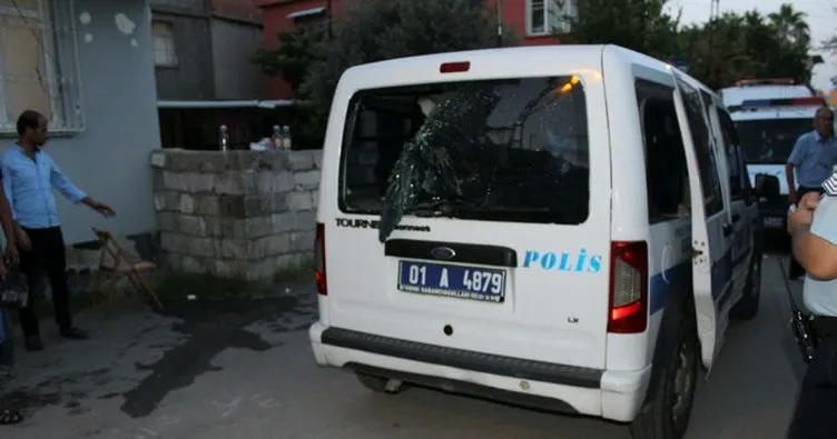 Adana’da polis aracına taşlı saldırı!