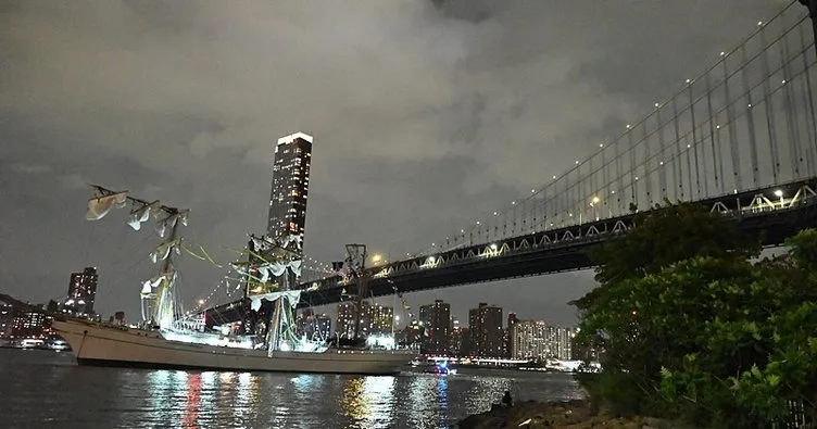 Brooklyn Köprüsü’nde korkunç çarpışma: Donanma gemisi kontrolden çıktı