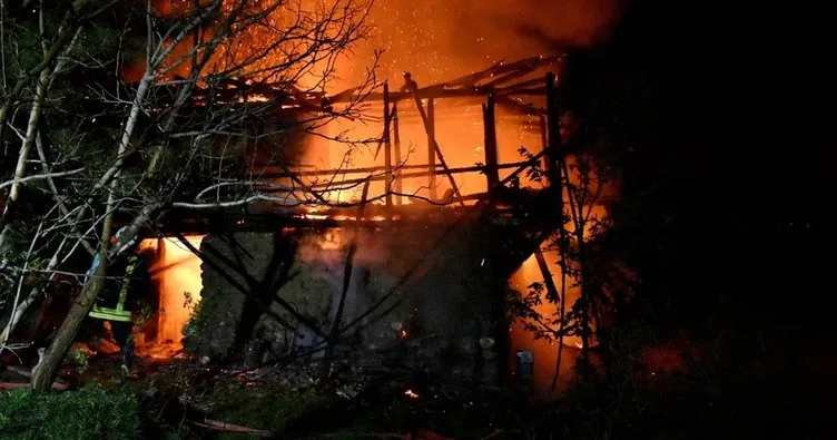Kastamonu’da 2 katlı ahşap ev yandı